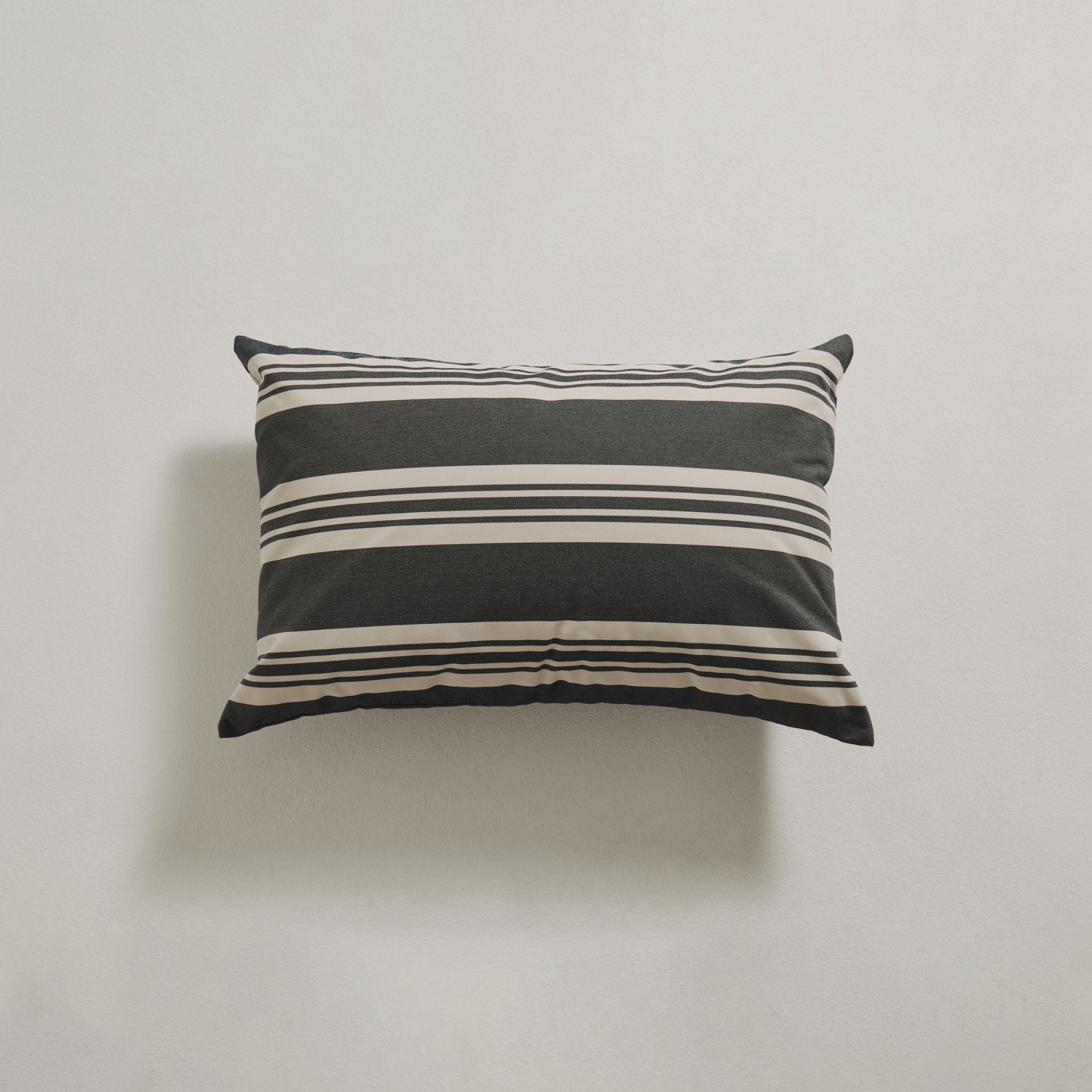 Poduszka outdoorowa - granatowy pasek - 40×60 cm