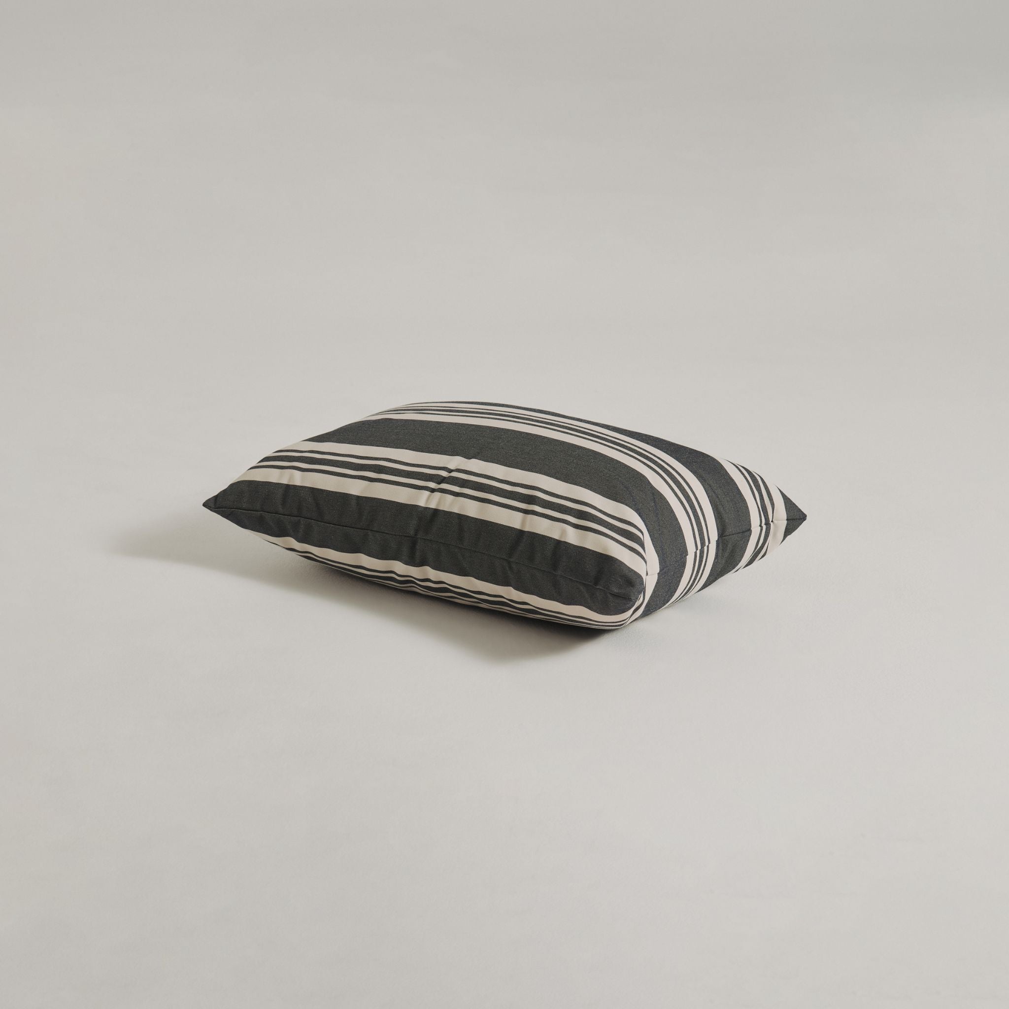 Poduszka outdoorowa - granatowy pasek - 40×60 cm