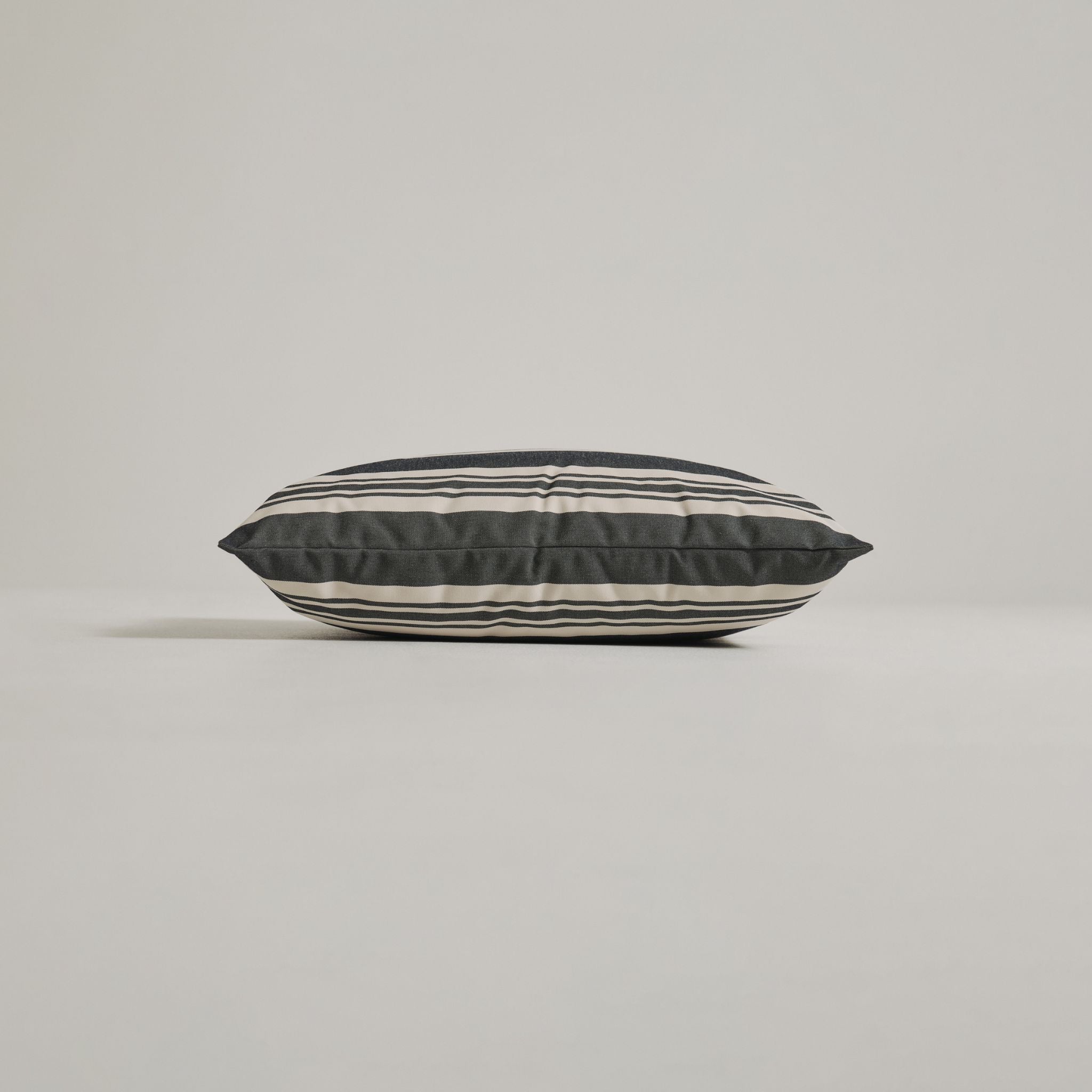 Poduszka outdoorowa - granatowy pasek - 40×60 cm